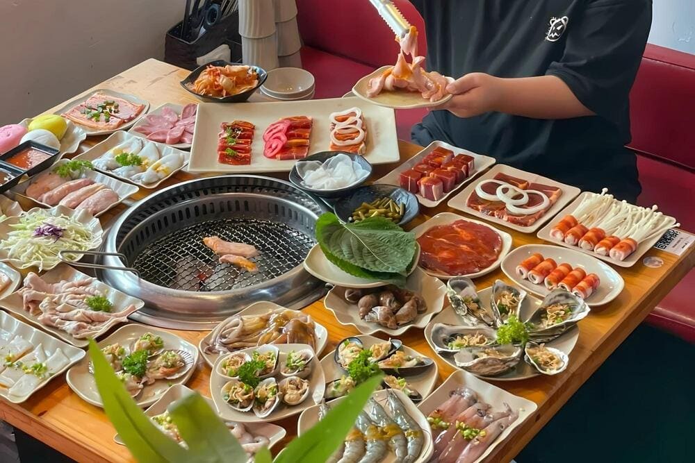 Hugo BBQ phục vụ buffet với thực đơn đa dạng các loại thịt, hải sản (Nguồn: HUGO BBQ - Phùng Khoang)